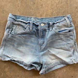 Levi’s shorts in size 28